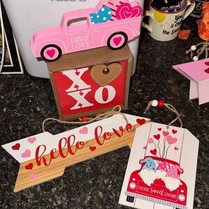 Charming Valentine's Day Decor Set